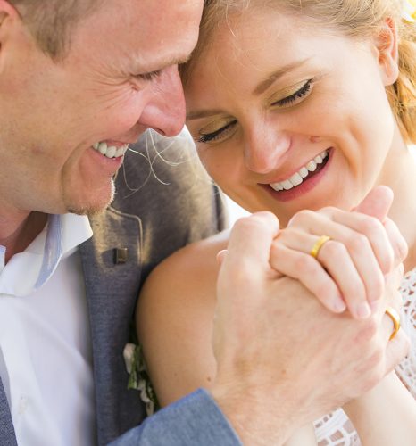 Dedans-Photography- -Couple-holding-hand