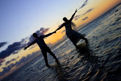 Mauritius-wedding-couple-sihouette-and-sea